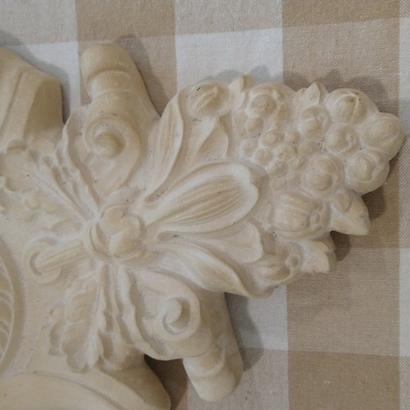 Vintage classical Roman plaster wall medallion 16 x 11 - Picture 3 of 5